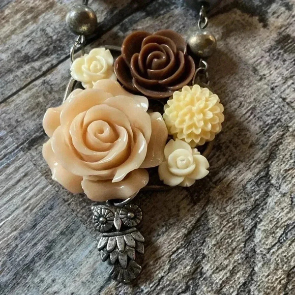 Floral  Necklace - Picture 4 of 6